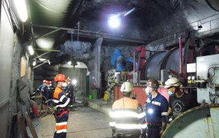 Tecnicos de Hunosa durante los trabajos en el pozo luso