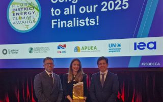 Equipo de Hunosa entrega de premio de la IAE, de izquierda a derecha: Pablo Fernández, jefe del departamento de Nuevas Energías; María Lorenzo, directora de Energía y Desarrollo de Negocio, y Yago Somoano, jefe del departamento de Innovación