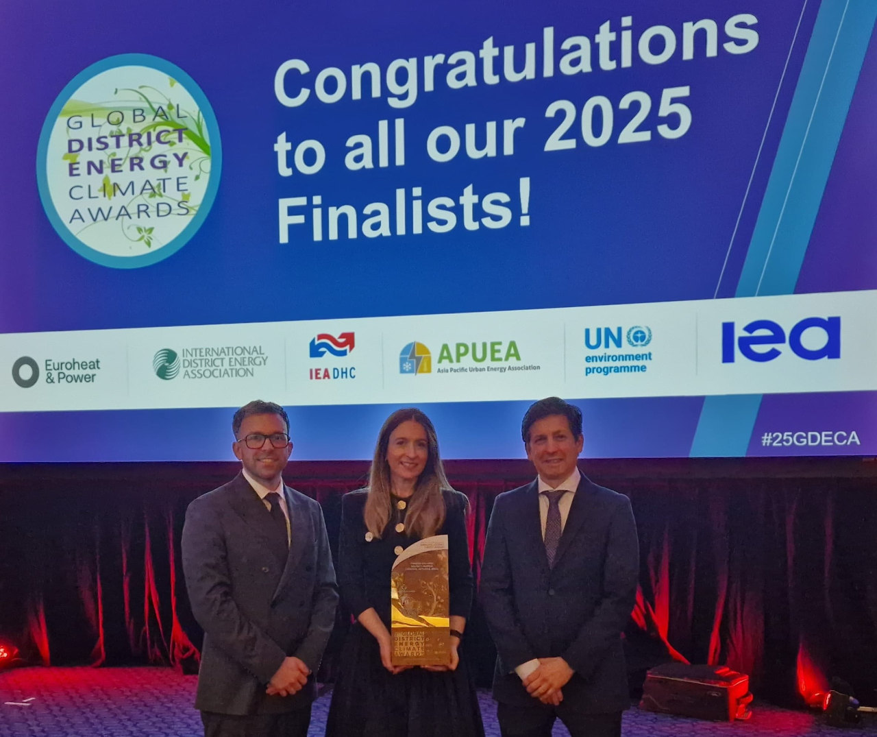 Equipo de Hunosa entrega de premio de la IAE, de izquierda a derecha: Pablo Fernández, jefe del departamento de Nuevas Energías; María Lorenzo, directora de Energía y Desarrollo de Negocio, y Yago Somoano, jefe del departamento de Innovación